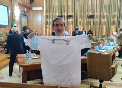 عکس یادگاری اعضای شورای شهر تهران با پیراهن تیم ملی ، فریاد و شعار در صحن علنی